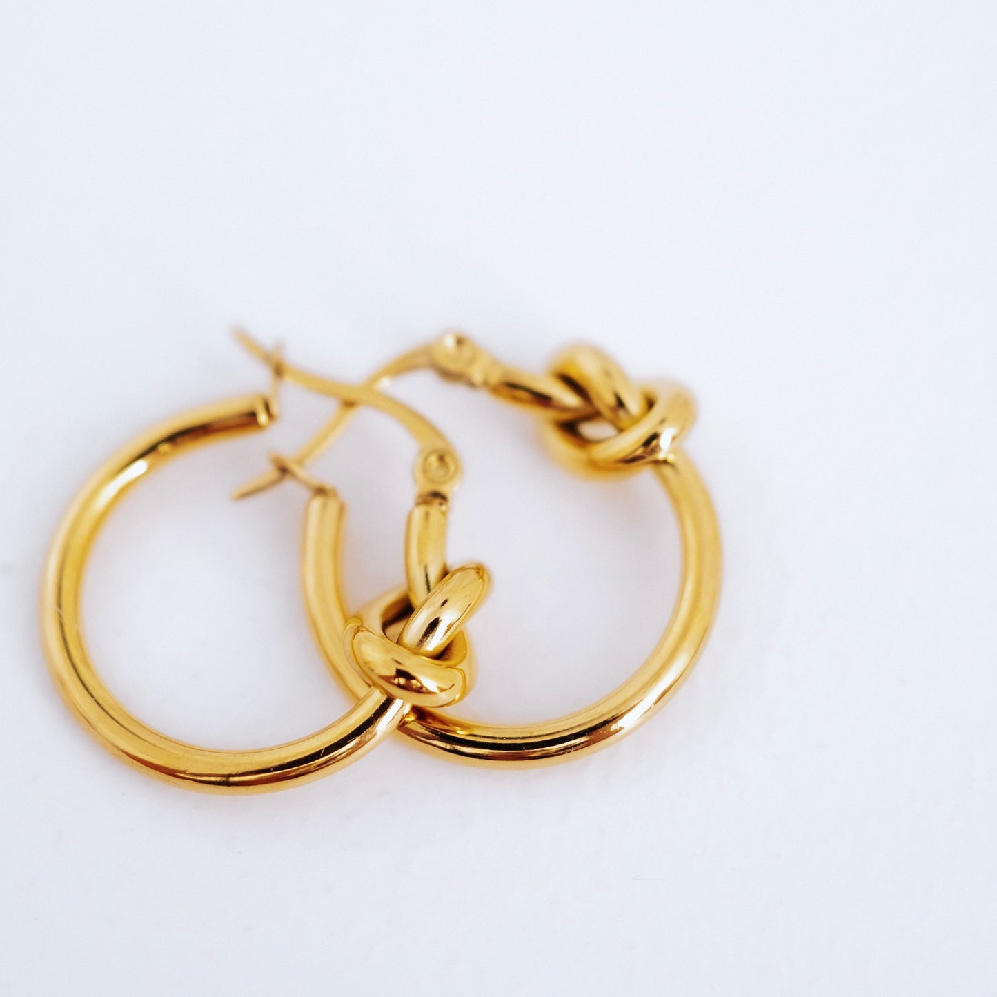 Knot hoops